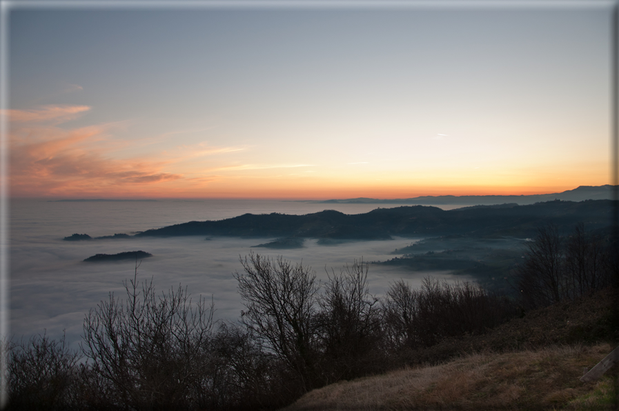 foto Colline nella nebbia al Tramonto